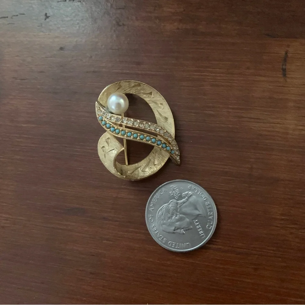 Beautiful gold tone brooch, pearl, faux diamond and turquoise color rhinestones